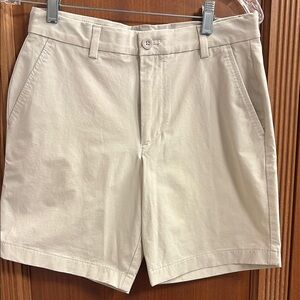 Vineyard Vines light khaki Flat Front performance Shorts. Men size 28